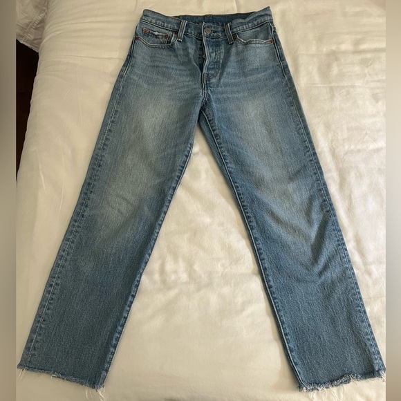 Levi’s Wedgie Straight Fit Light Wash Jeans, Size 26 - Picture 1 of 6